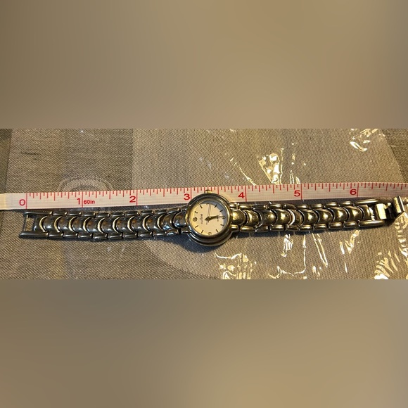 Outline watch. Works but needs battery - Picture 3 of 7